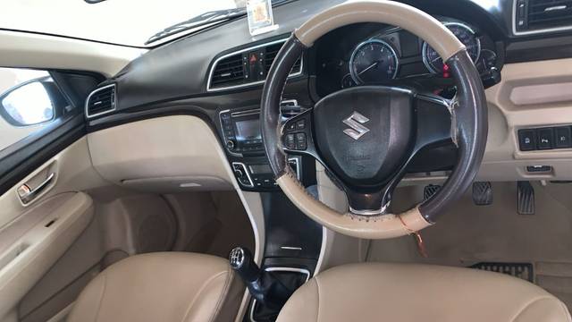 https://images10.gaadi.com/usedgaadi-sellcar/UsedCar/e5eff3a0a/12ceee03-bc02-44a4-899b-93bcec93e3d5.jpeg?imwidth=6401