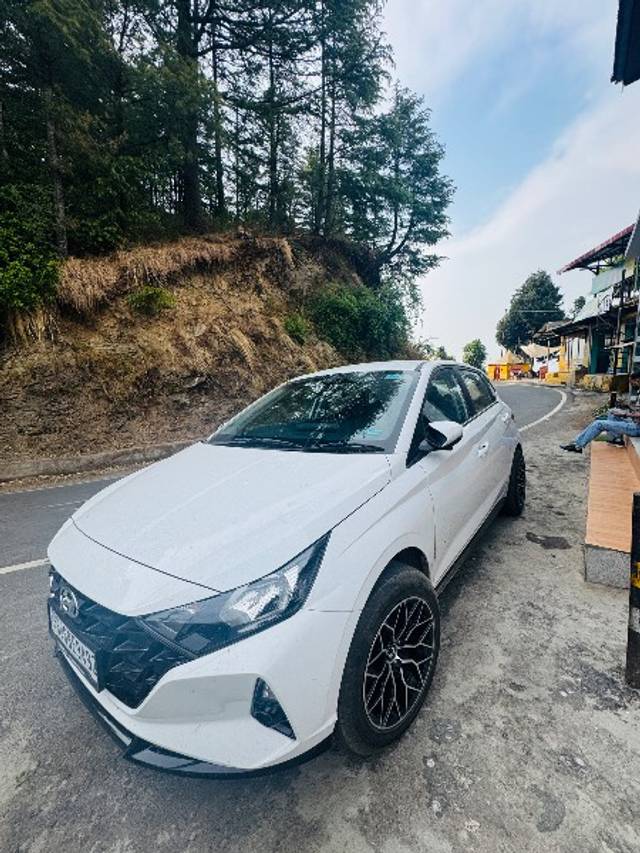 https://images10.gaadi.com/usedgaadi-sellcar/UsedCar/e5f04721a/962e1954-ef0c-43e8-a753-8076031890d0.jpeg?imwidth=6400
