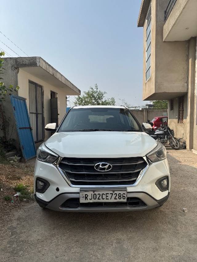 https://images10.gaadi.com/usedgaadi-sellcar/UsedCar/e5f0eb37a/9aa1c63d-1df5-40cb-a775-4f746301b06e.jpg?imwidth=6400