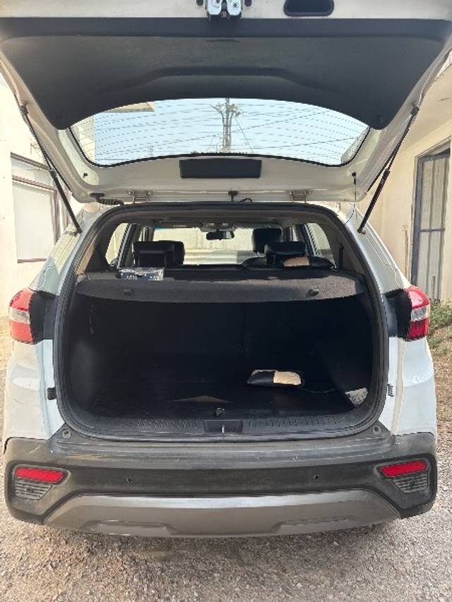 https://images10.gaadi.com/usedgaadi-sellcar/UsedCar/e5f0eb37a/b991b8cd-d607-4d7f-bcd9-11350930204e.jpg?imwidth=6401