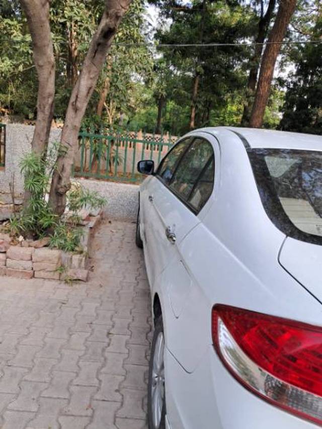https://images10.gaadi.com/usedgaadi-sellcar/UsedCar/e5f0fff7a/f692d32a-bf2c-4e3a-99e3-8abcd2cb908e.jpeg?imwidth=6402
