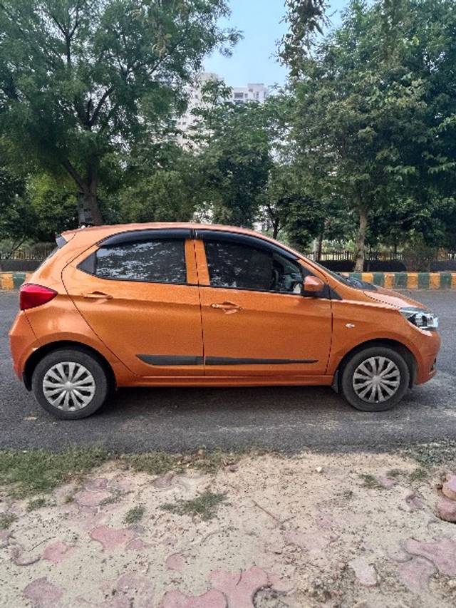 https://images10.gaadi.com/usedgaadi-sellcar/UsedCar/e5f14756a/5562506e-0143-4a0c-bc1c-43336bfe2b8a.jpeg?imwidth=6400