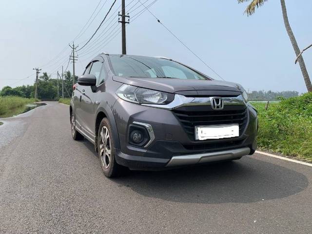 https://images10.gaadi.com/usedgaadi-sellcar/UsedCar/e5f15be9a/1058ac53-5051-4619-9780-705fad0c1b60.jpg?imwidth=6400
