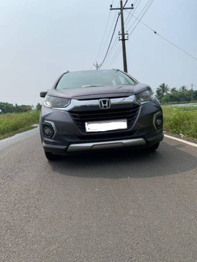 https://images10.gaadi.com/usedgaadi-sellcar/UsedCar/e5f15be9a/c2a1b640-97e7-4b1d-9bc7-eaa00ae8e087.jpg?imwidth=6401