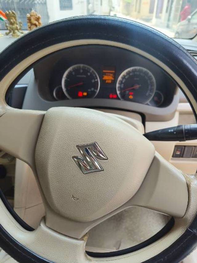 https://images10.gaadi.com/usedgaadi-sellcar/UsedCar/e5f20dcea/f13e5ec7-64d8-4785-af77-07b00a1fad84.jpg?imwidth=6401