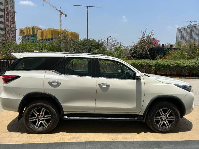 https://images10.gaadi.com/usedgaadi-sellcar/UsedCar/e5f24daea/a34ffc61-c458-4c46-b206-9797d4f47e1a.JPG?imwidth=6401