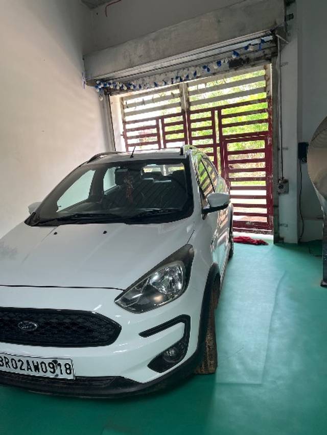 https://images10.gaadi.com/usedgaadi-sellcar/UsedCar/e5f25b22a/184477a5-cc6f-4711-b052-a45bbcad413d.jpg?imwidth=6400