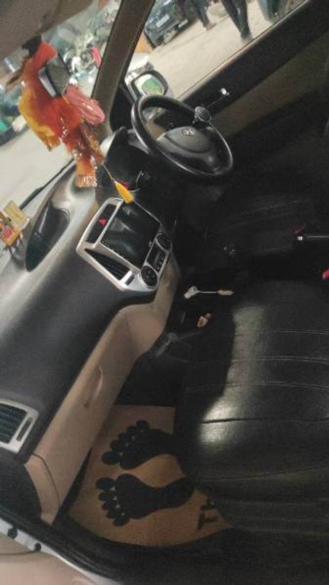 https://images10.gaadi.com/usedgaadi-sellcar/UsedCar/e5f26b32a/1e647bfc-48c4-4c33-a8ee-07368725c866.jpeg?imwidth=6402