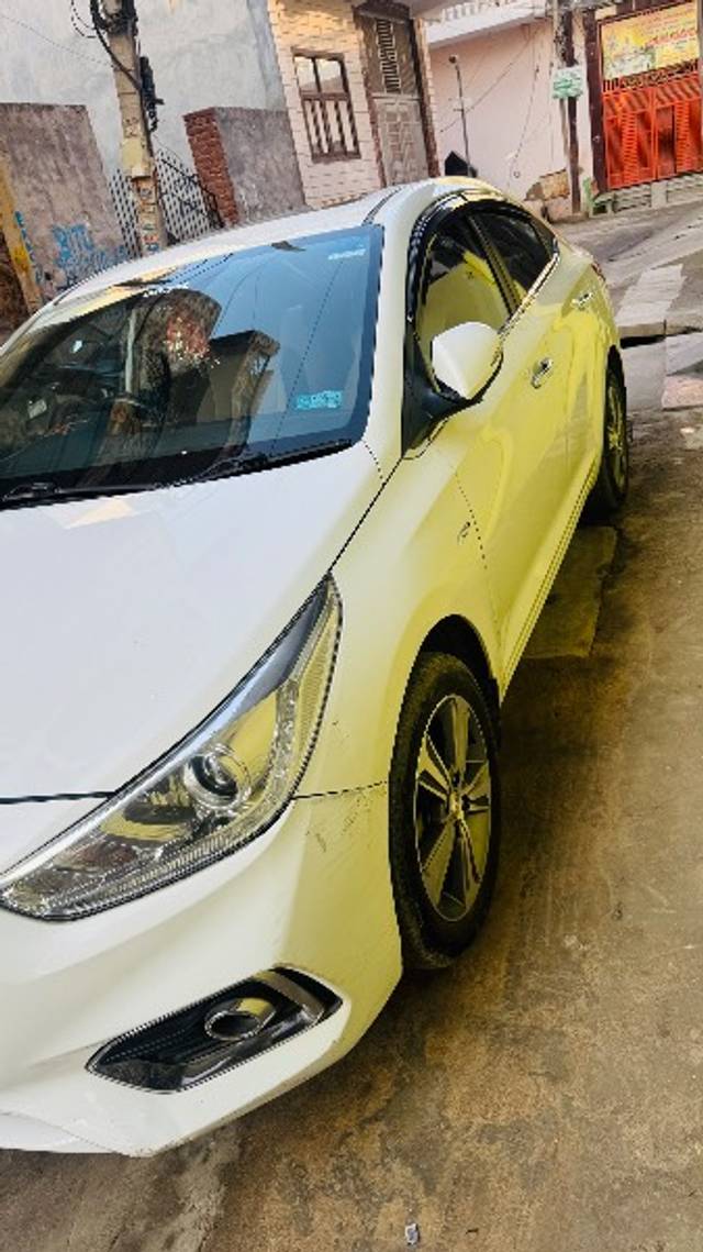 https://images10.gaadi.com/usedgaadi-sellcar/UsedCar/e5f27a9da/5424f674-b318-4a00-b688-6fcdb2781a96.jpeg?imwidth=6400