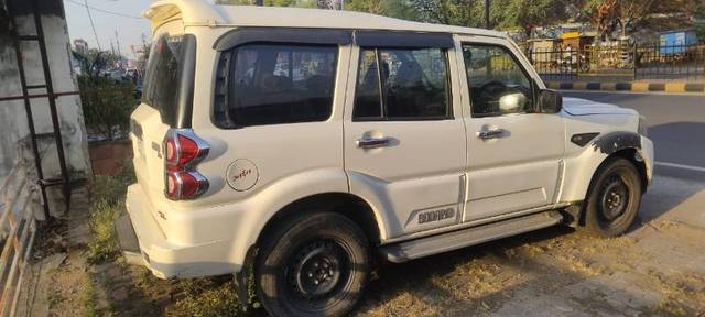 https://images10.gaadi.com/usedgaadi-sellcar/UsedCar/e5f2e104a/20b9a2a3-df09-4129-bdc0-7376b3967277.jpeg?imwidth=6402