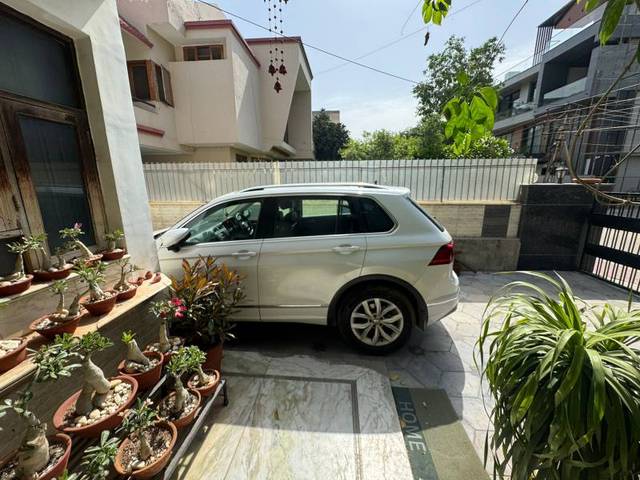 https://images10.gaadi.com/usedgaadi-sellcar/UsedCar/e5f33f94a/549ce390-89bc-4432-bea3-40ba5adb8753.jpeg?imwidth=6401