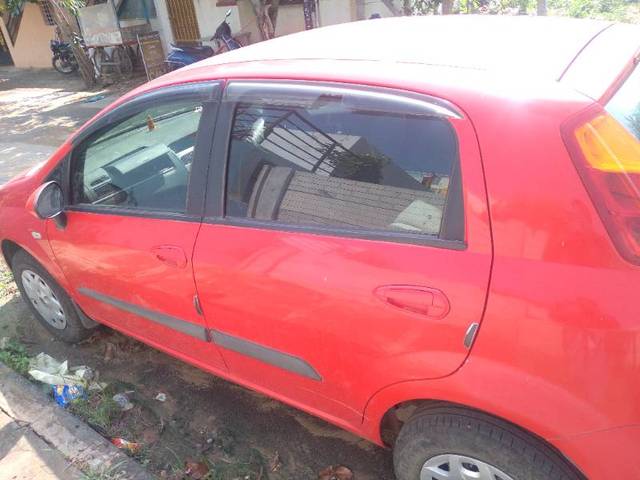https://images10.gaadi.com/usedgaadi-sellcar/UsedCar/e5f38bdda/364075ea-42ff-4e3d-8162-d481860e4cff.jpg?imwidth=6401
