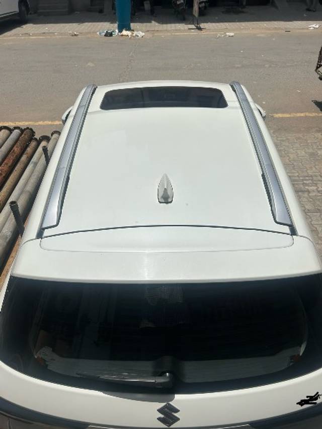 https://images10.gaadi.com/usedgaadi-sellcar/UsedCar/e5f3e1dea/76bd63ce-6e08-4a5c-92c8-0a1c0c0e65ca.jpeg?imwidth=6401