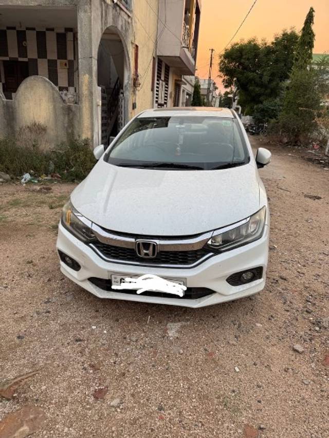 https://images10.gaadi.com/usedgaadi-sellcar/UsedCar/e5f4c6eba/365a5044-1644-4c6e-a528-2baa181b10f7.jpeg?imwidth=6400