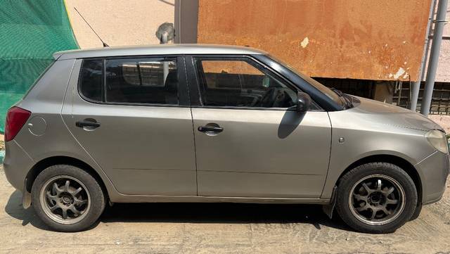 https://images10.gaadi.com/usedgaadi-sellcar/UsedCar/e5f4edb7a/13e29a48-9b9d-4d85-b29a-fbfa94697d32.jpeg?imwidth=6401