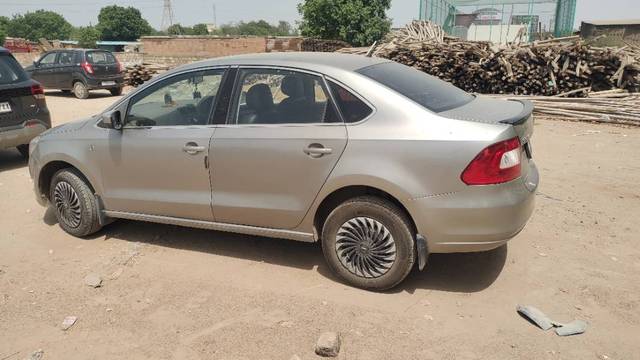 https://images10.gaadi.com/usedgaadi-sellcar/UsedCar/e5f53f6aa/5d627711-6bf1-4c2b-aa5f-e251693af4ac.jpg?imwidth=6401