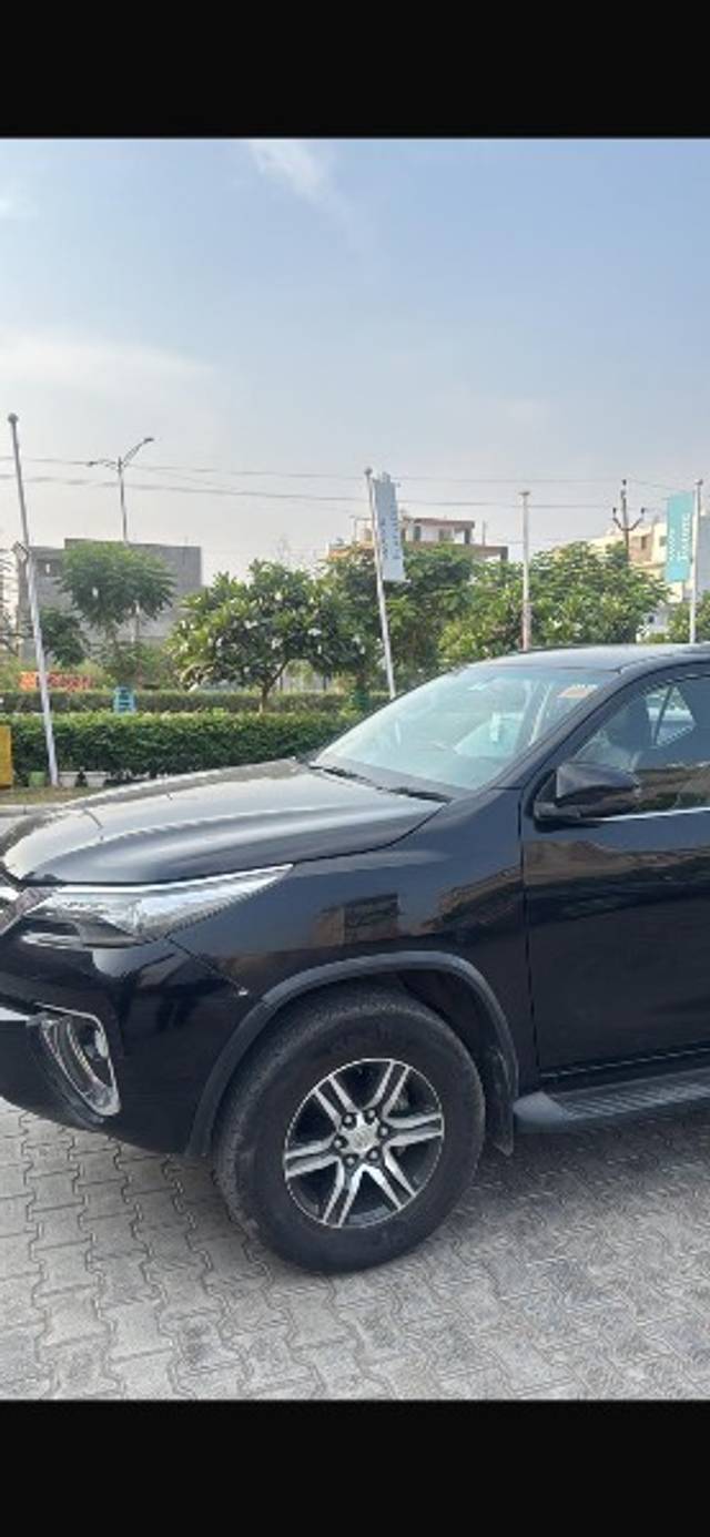 https://images10.gaadi.com/usedgaadi-sellcar/UsedCar/e5f6af2ea/5639d107-0b4f-4502-9c8d-786e0e2ce912.png?imwidth=6402