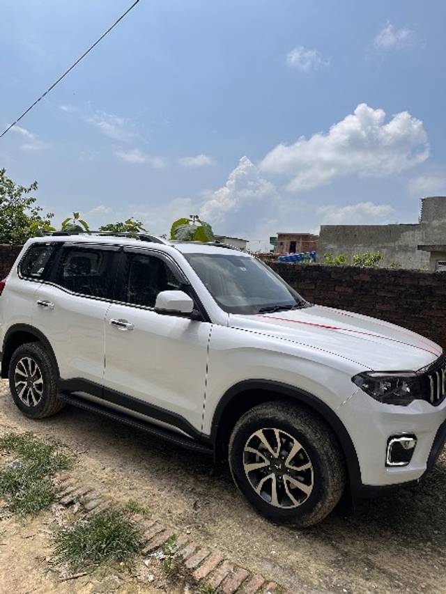https://images10.gaadi.com/usedgaadi-sellcar/UsedCar/e5f76fa8a/368a5e81-4803-4428-b0b0-9fe4b4894e7e.jpeg?imwidth=6400