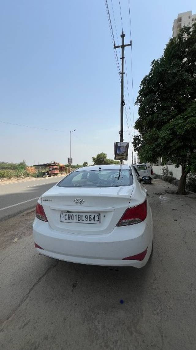 https://images10.gaadi.com/usedgaadi-sellcar/UsedCar/e5f7c8a6a/5b40306f-6a10-457e-af7b-1452de932640.jpeg?imwidth=6401