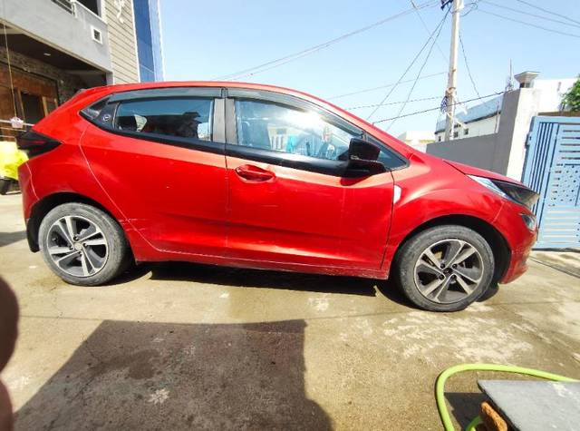 https://images10.gaadi.com/usedgaadi-sellcar/UsedCar/e5f81b45a/aa2594bf-e5a9-4e38-8db6-c7a88fa7fbef.jpg?imwidth=6401