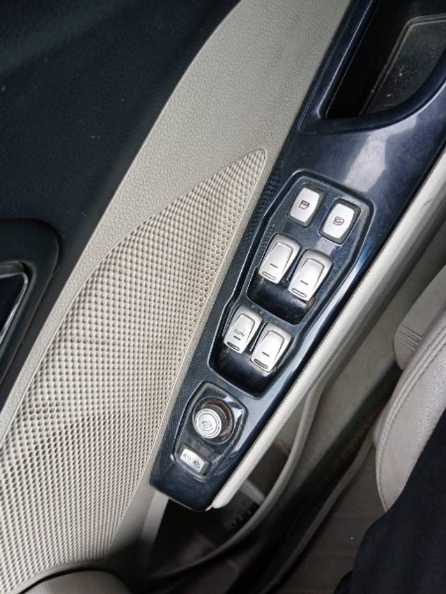https://images10.gaadi.com/usedgaadi-sellcar/UsedCar/e5f8a8e5a/6fa460e3-95b5-404b-a802-f3cad2f7b001.jpeg?imwidth=6402