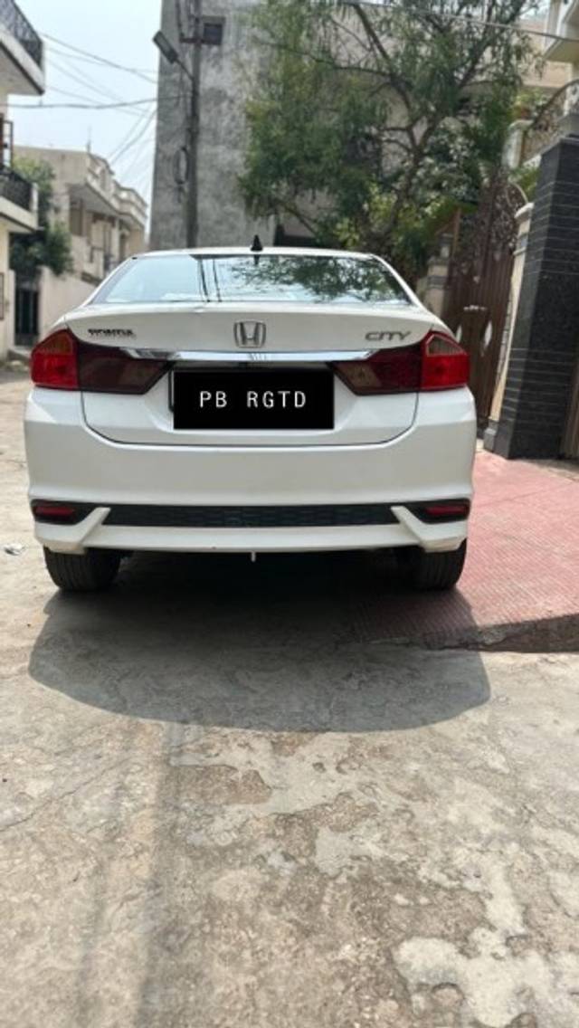https://images10.gaadi.com/usedgaadi-sellcar/UsedCar/e5f8c450a/1e4d3b22-6f0f-4a55-ad90-900804182543.jpeg?imwidth=6402