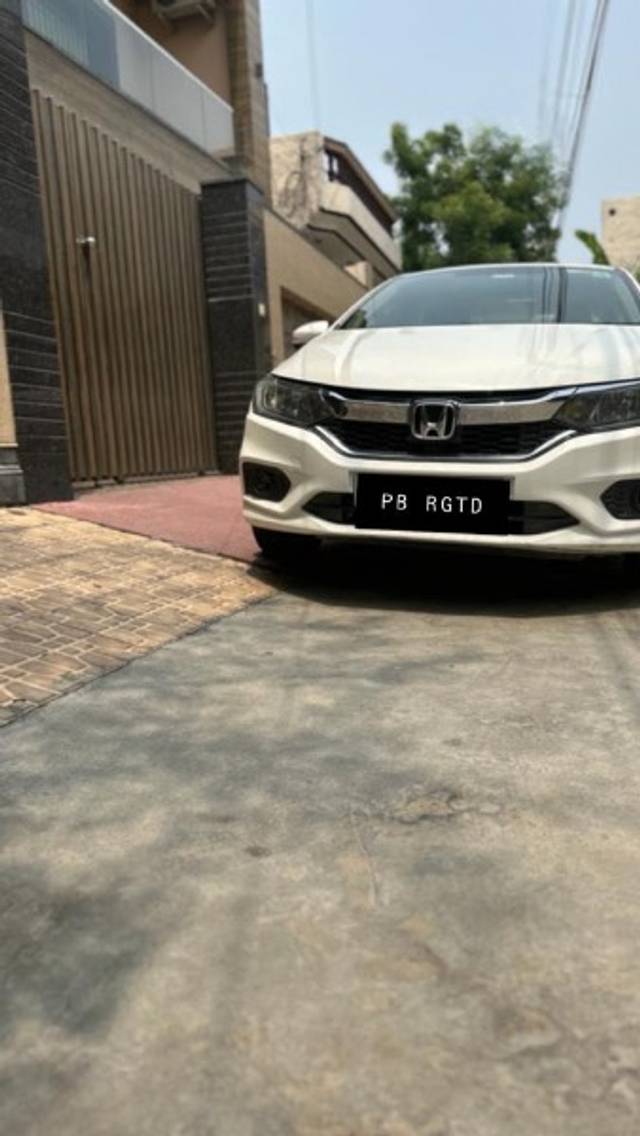 https://images10.gaadi.com/usedgaadi-sellcar/UsedCar/e5f8c450a/59987180-156a-4220-af7f-d3e043046e7b.jpeg?imwidth=6401