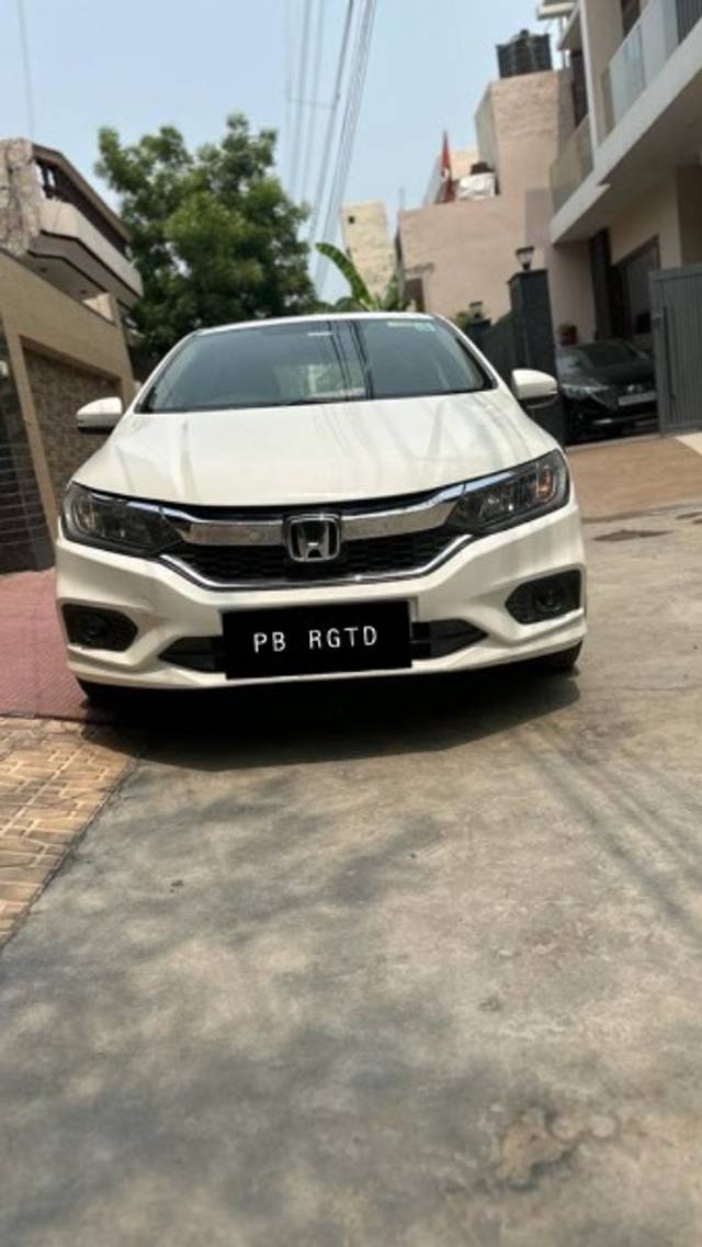 https://images10.gaadi.com/usedgaadi-sellcar/UsedCar/e5f8c450a/d0e5cb6b-efdf-4d7f-aed6-db9020f590e2.jpeg?imwidth=6400