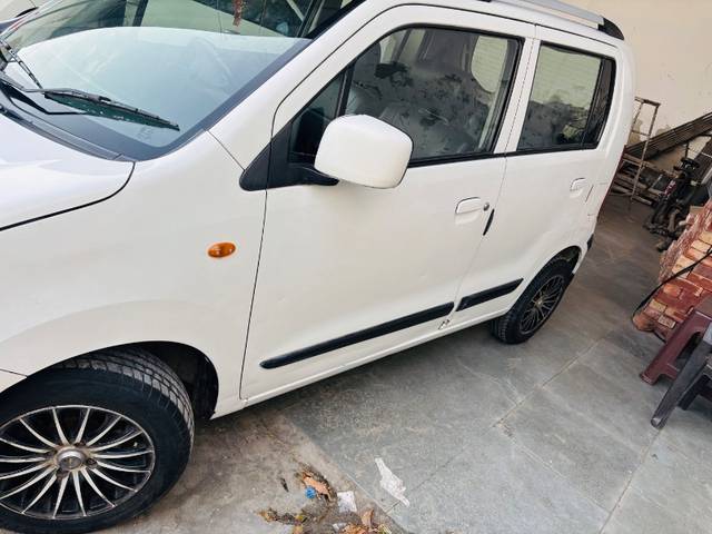 https://images10.gaadi.com/usedgaadi-sellcar/UsedCar/e5f94747a/7e547c4d-4d52-4d55-b7b1-39350cf92ebb.jpeg?imwidth=6400