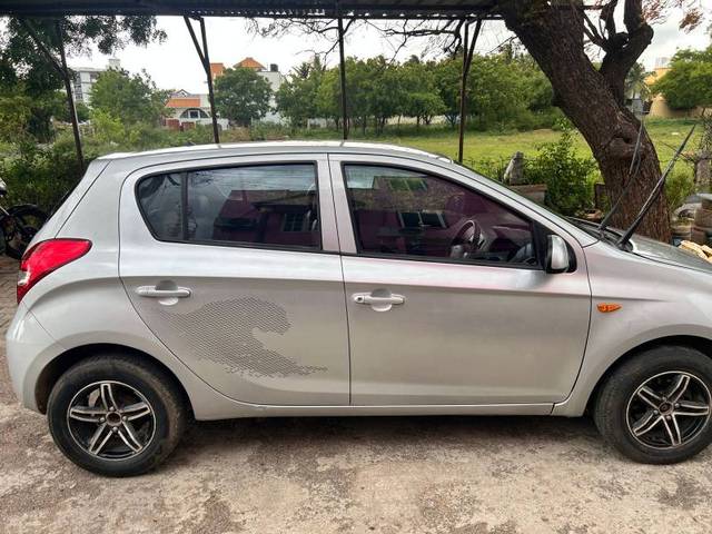 https://images10.gaadi.com/usedgaadi-sellcar/UsedCar/e5f9610da/fd1975e9-9aaf-41c8-baf1-fd624a7e0848.jpg?imwidth=6401