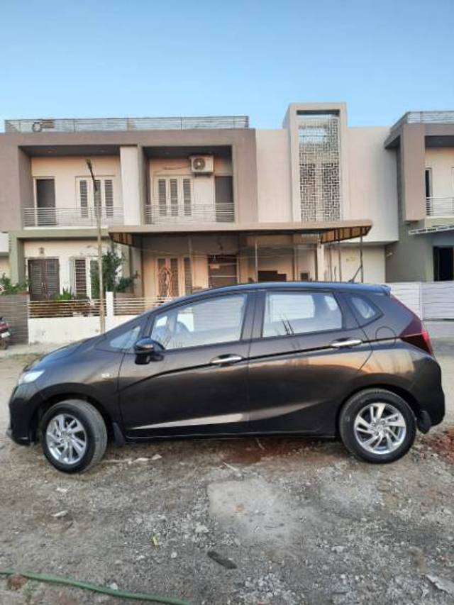 https://images10.gaadi.com/usedgaadi-sellcar/UsedCar/e5fa4dcca/b45f5e0c-0734-43ab-bca3-0121409b5f28.jpg?imwidth=6401