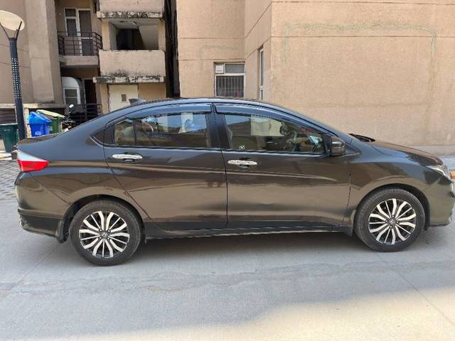 https://images10.gaadi.com/usedgaadi-sellcar/UsedCar/e5fae922a/84322af2-c57f-4349-b24a-cddc49d5cb3d.jpeg?imwidth=6401