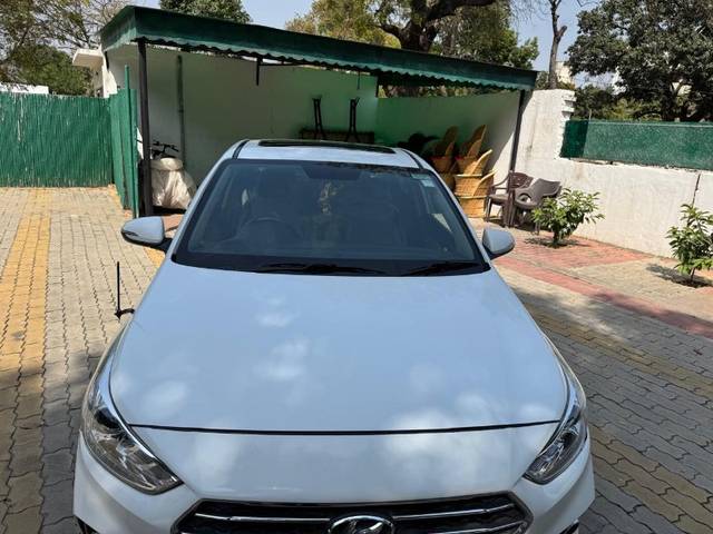 https://images10.gaadi.com/usedgaadi-sellcar/UsedCar/e5fc64fda/17d13359-506b-4dc4-a986-0c34429c7428.jpeg?imwidth=6400