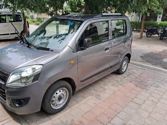 https://images10.gaadi.com/usedgaadi-sellcar/UsedCar/e5fca67da/6584e2cf-d0f9-4446-87f7-a07f8bfbf890.jpg?imwidth=6402