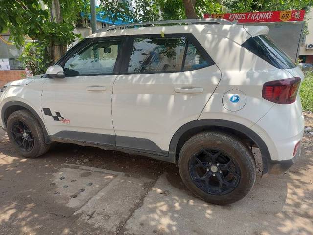 https://images10.gaadi.com/usedgaadi-sellcar/UsedCar/e5fd5733a/64f7a290-e453-43de-9cdd-74cc49d68177.jpg?imwidth=6400