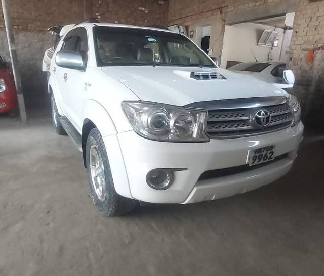 https://images10.gaadi.com/usedgaadi-sellcar/UsedCar/e5fdaf54a/18a9beed-729a-4432-9d19-6c30f8530986.jpg?imwidth=6400