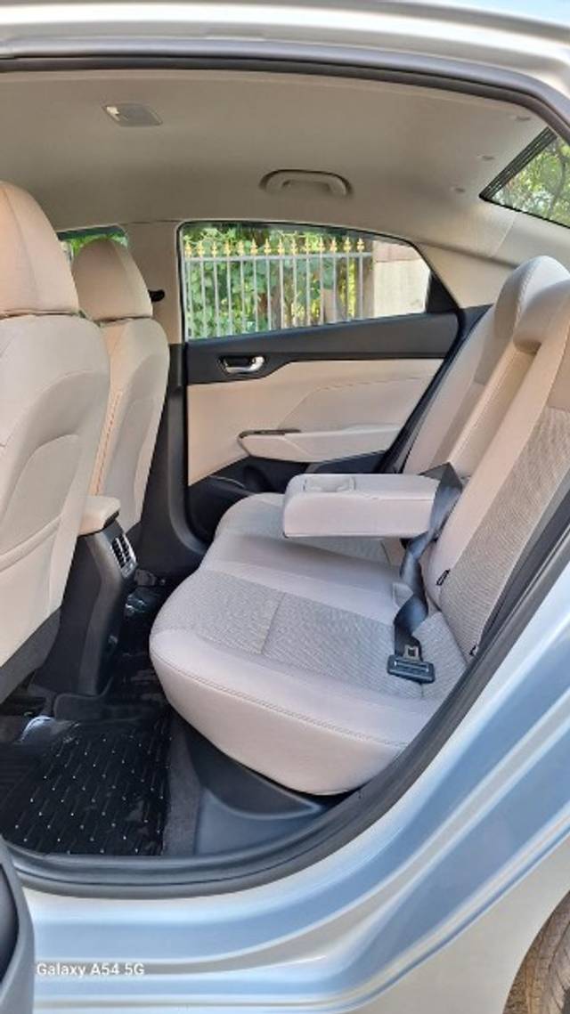 https://images10.gaadi.com/usedgaadi-sellcar/UsedCar/e5fe6cf2a/1dbaa5e7-35ea-4544-9d54-88cf25f00631.jpeg?imwidth=6402