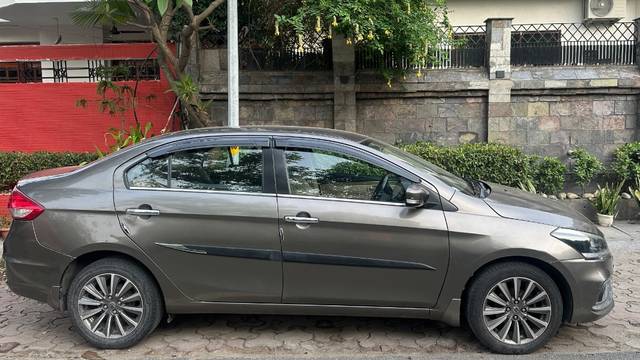 https://images10.gaadi.com/usedgaadi-sellcar/UsedCar/e5fe884aa/011c30b0-d21e-43b8-a3eb-0df2afd2c828.jpeg?imwidth=6401