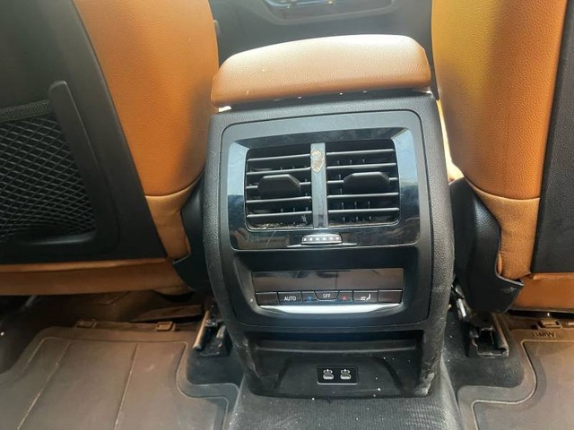 https://images10.gaadi.com/usedgaadi-sellcar/UsedCar/e5fed548a/fac3446a-e4e7-4e7f-b3a1-a3de0257c58d.jpeg?imwidth=6401