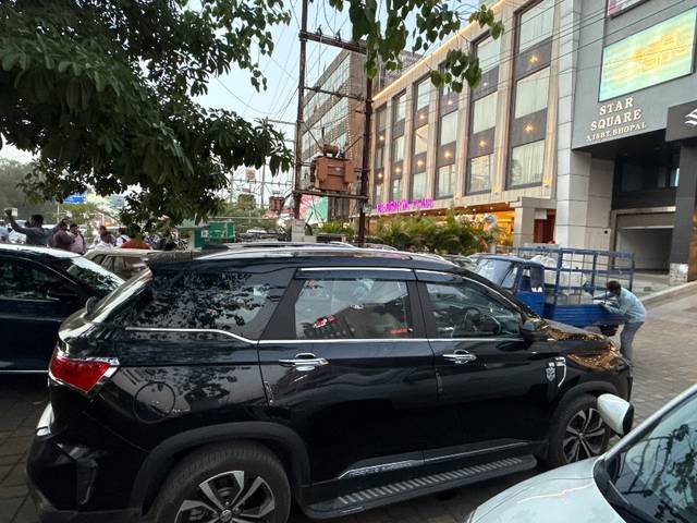 https://images10.gaadi.com/usedgaadi-sellcar/UsedCar/e5ff035aa/421cd6ea-9b6d-464d-bcd2-b5b41796df70.jpg?imwidth=6401