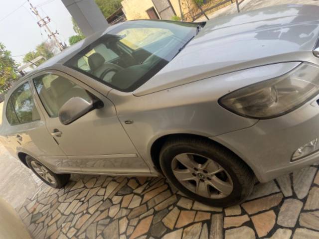 https://images10.gaadi.com/usedgaadi-sellcar/UsedCar/e65c3271-84ce-4131-8606-6198bfc6e06c/27163141-09f1-4e28-9b75-8e3f6d2f8938.jpg?imwidth=6402