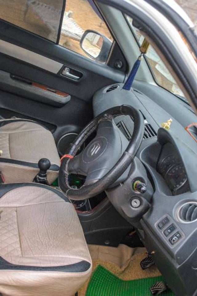 https://images10.gaadi.com/usedgaadi-sellcar/UsedCar/e676e395-4306-43a5-80fe-3bfa396fe04a/39c27e2d-4ca2-4e85-ba24-b4a6a7ac0fa6.jpg?imwidth=6402