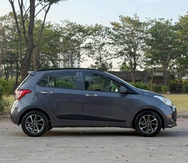 Hyundai Grand i10 1.2 Kappa Asta Second-hand 2017 Hyundai Grand i10 1.2 Kappa Asta for sale in Surat