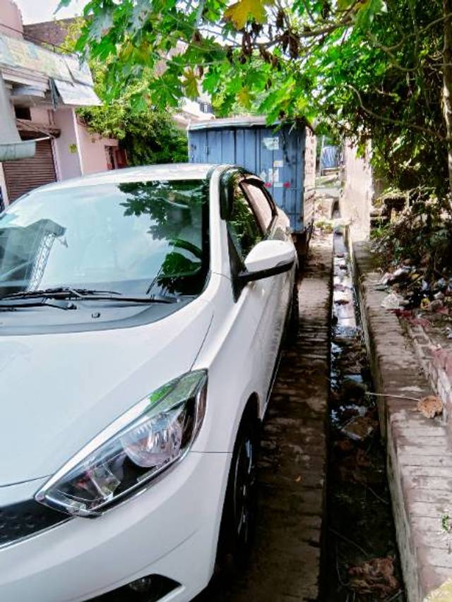 https://images10.gaadi.com/usedgaadi-sellcar/UsedCar/e7b3187e-3d1d-4621-9843-a2de387fca74/31fbfa2b-9d1c-4953-b778-0699c3422de0.jpg?imwidth=6400