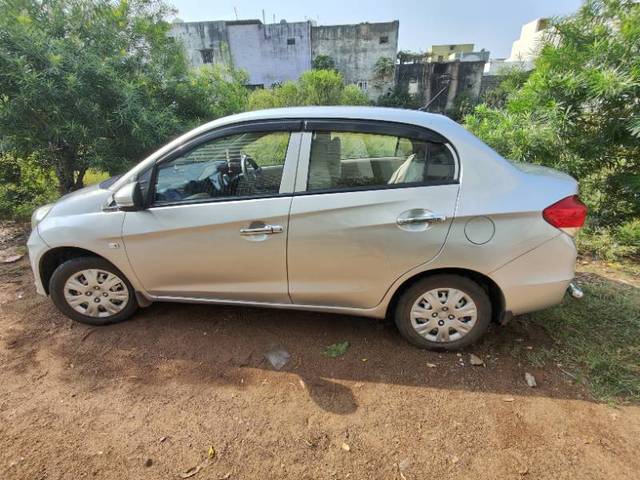 https://images10.gaadi.com/usedgaadi-sellcar/UsedCar/e8763aae-48c9-46c7-9530-ff1372df1193/b9292f9e-bedd-415a-bc1e-3fffbf270ea4.jpg?imwidth=6402