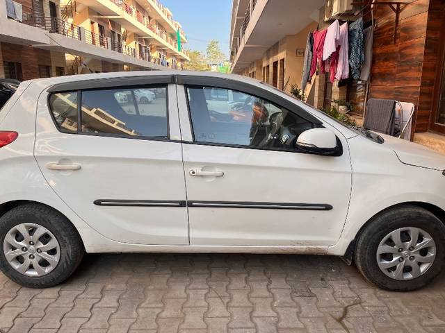 https://images10.gaadi.com/usedgaadi-sellcar/UsedCar/e8e7f871-257d-4262-b3e6-345f6f8b14ad/536c7814-9c5c-46c8-aab8-8f2477d1db09.jpeg?imwidth=6401