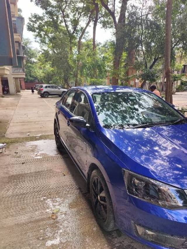 https://images10.gaadi.com/usedgaadi-sellcar/UsedCar/e99fc7d7-039e-4af9-afdb-4007b660c5db/c64dd29b-99b3-4f66-9b7c-df2c33c37234.jpg?imwidth=6400