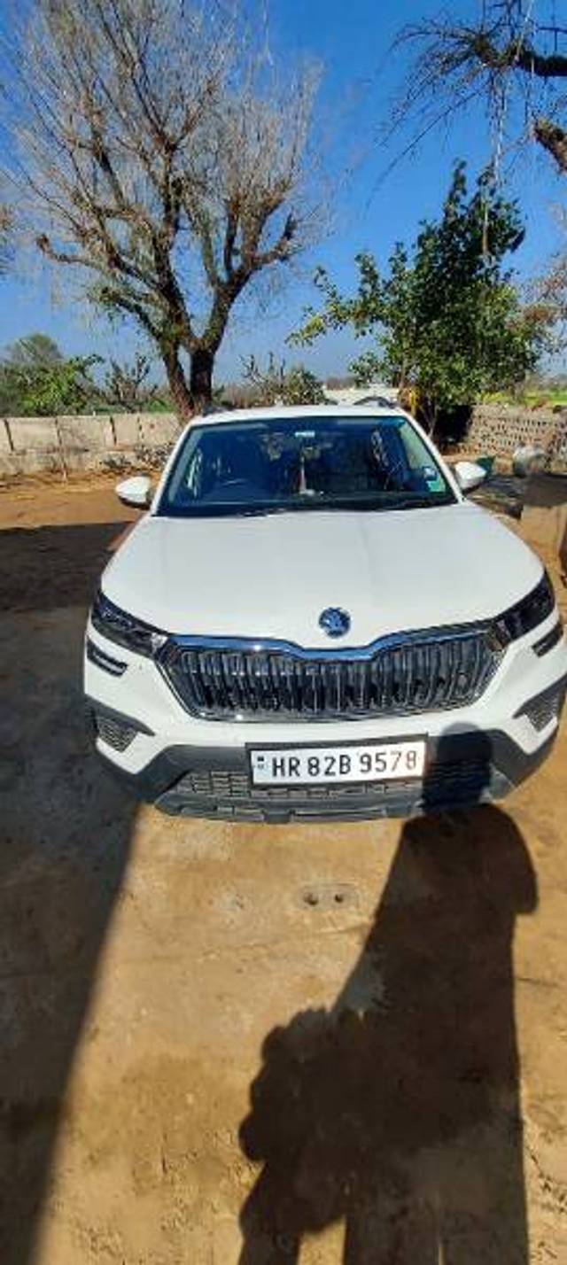 https://images10.gaadi.com/usedgaadi-sellcar/UsedCar/eaca0093-7f96-4601-82f6-e13383b39851/2be0ab71-fc08-46f2-8d79-65453237369a.jpg?imwidth=6400