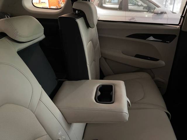https://images10.gaadi.com/usedgaadi-sellcar/UsedCar/ec352a36-afd1-4eed-8acd-7d071419c30a/356de8b2-fa18-4715-9717-a66433875972.jpeg?imwidth=6402