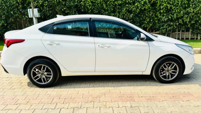 https://images10.gaadi.com/usedgaadi-sellcar/UsedCar/ec99e09d-79db-40ed-80c9-6ee159b468ec/5a64db4e-26aa-4496-8799-533abca7b471.jpeg?imwidth=6401